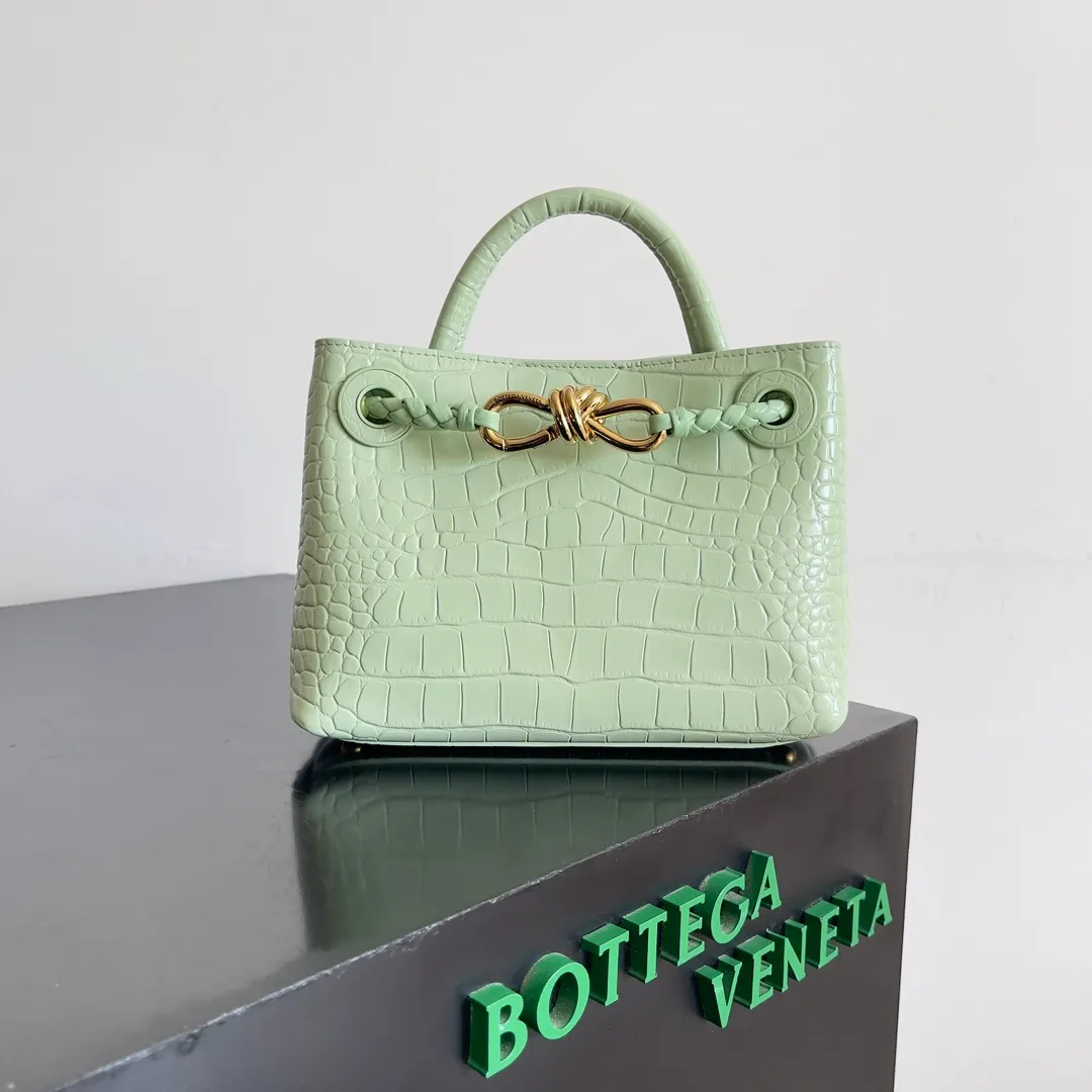 Batch 2880 BOTTEGA VENETA new women's crocodile leather ANDIAMO is shipped! ! ! As a classic model of the BV family, each innovation brings different surprises to fans. There are three ways to carry it with different makeup. Crocodile skin is called the gold in leather and is famous for its top luxury and rarity. During use, the luster of the crocodile skin will not fade or fade with time. No matter how long it is used, it will still remain new. And because each crocodile skin is different, the effect of each crocodile leather bag is different. Style number: 777614 Size: 22*9*15.5cm